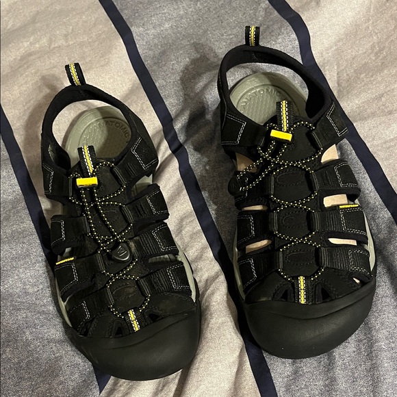 KEEN Men's Newport H2 Black Outdoor Sandals - Picture 2 of 3